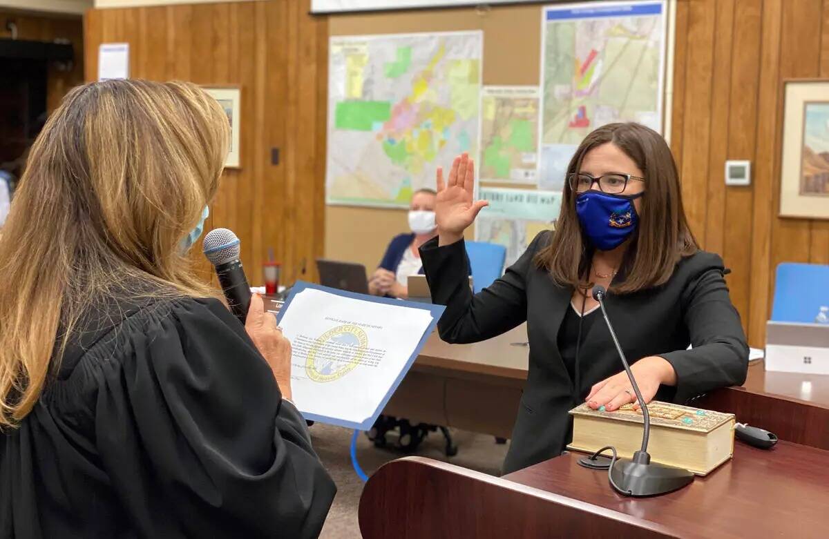 La jueza de Boulder City Abbi Silver, a la izquierda, toma juramento a Brittany Walker como abo ...