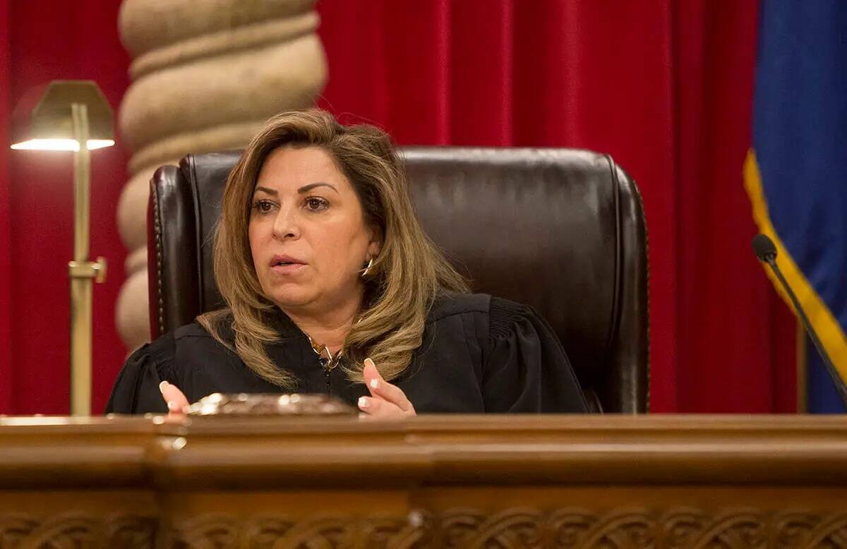 La jueza del Tribunal Supremo de Nevada Abbi Silver hace una pregunta durante los primeros argu ...