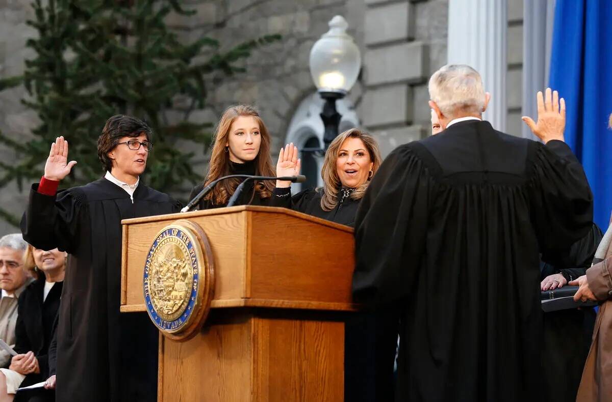 Las juezas del Tribunal Supremo de Nevada, Lidia Siglich, a la izquierda, Abbi Silver, en el ce ...