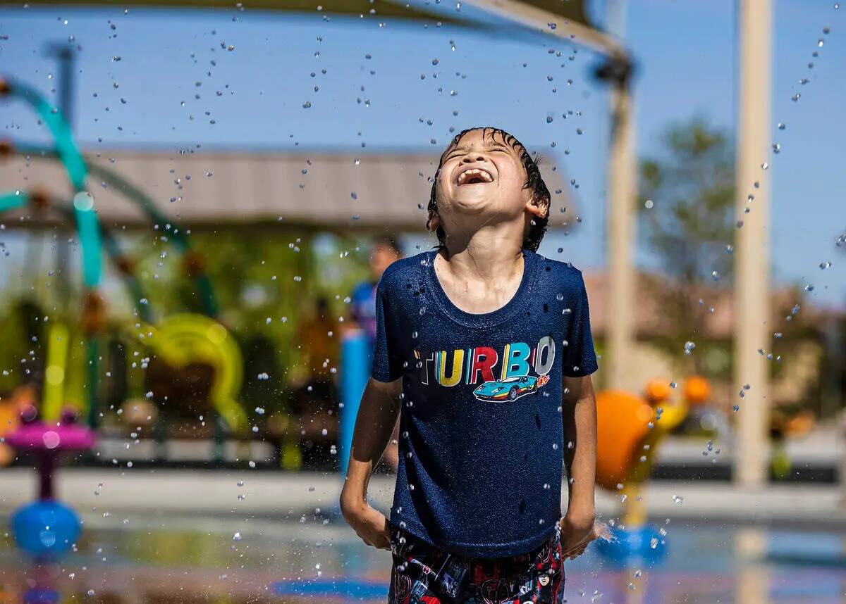 Se recomienda refrescarse en el agua esta semana en Las Vegas, ya que se esperan temperaturas d ...