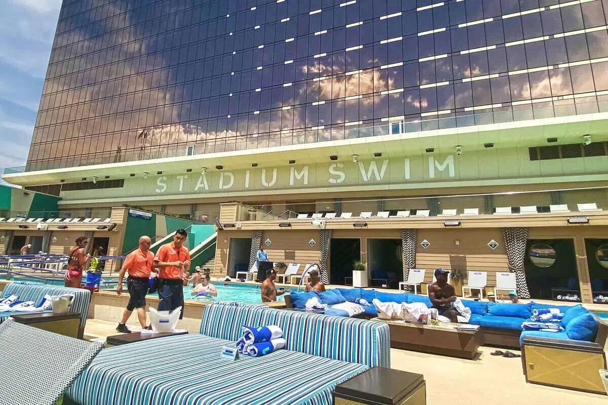 Empleados y asistentes a la piscina en el Stadium Swim de Circa Resort el 22 de julio de 2022. ...