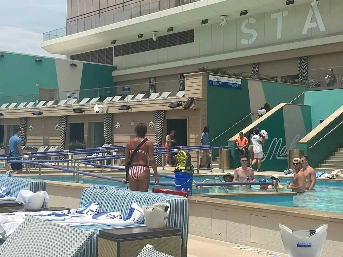 Un salvavidas vigila a los asistentes a la piscina en Stadium Swim de Circa Resort el 22 de jul ...