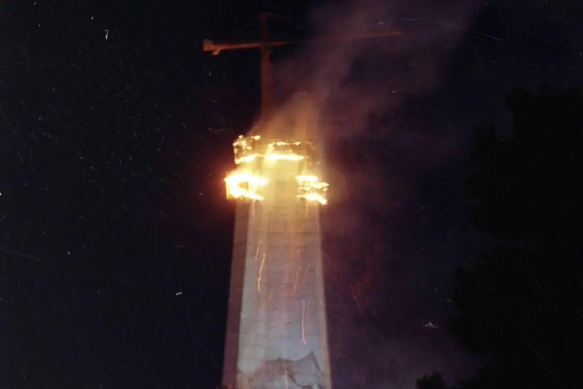 Un espectacular incendio de tres alarmas en el proyecto de Vegas World Stratosphere Tower que p ...