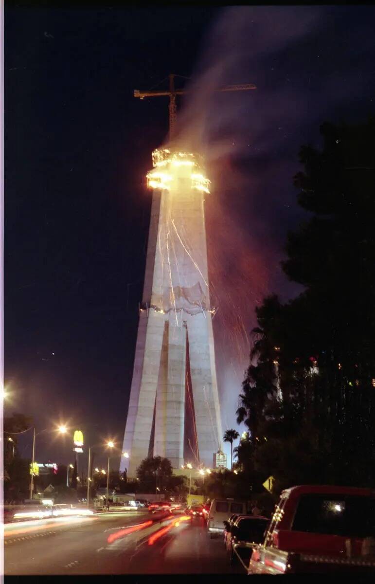 Un espectacular incendio de tres alarmas en el proyecto de Vegas World Stratosphere Tower pudo ...
