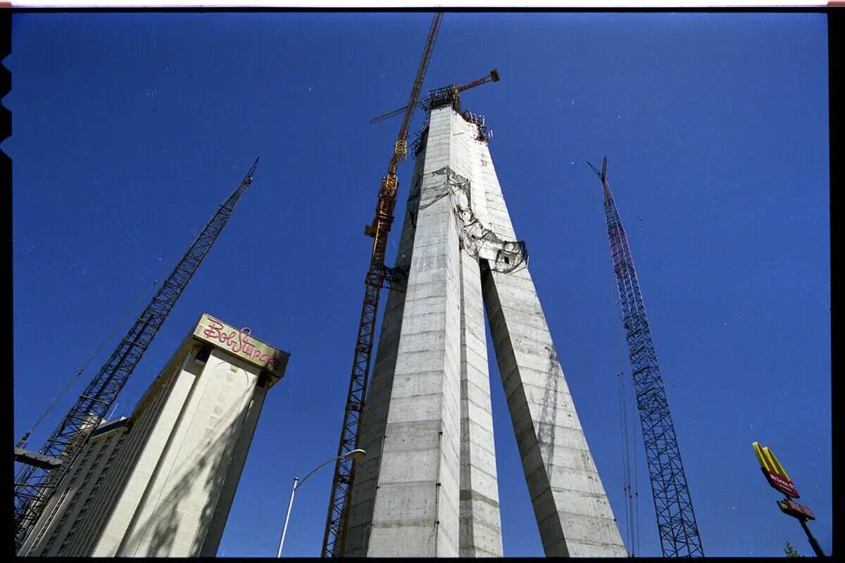 Una grúa gigante junto a Stratosphere Tower que se construye a sí misma insertando secciones ...