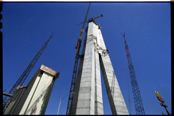 Una grúa gigante junto a Stratosphere Tower que se construye a sí misma insertando secciones ...