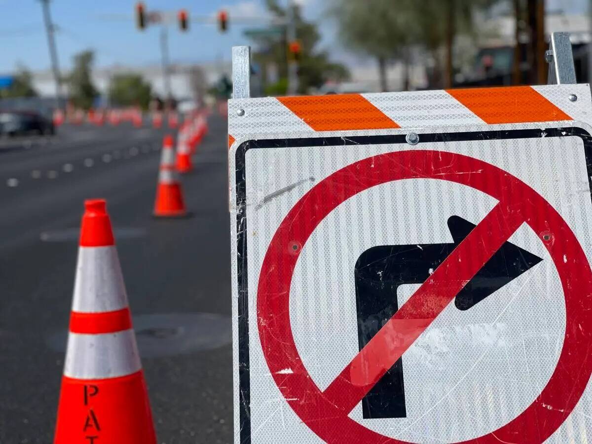 Una señal de construcción de la carretera y los conos se alinean en Polaris Avenue el 26 de a ...