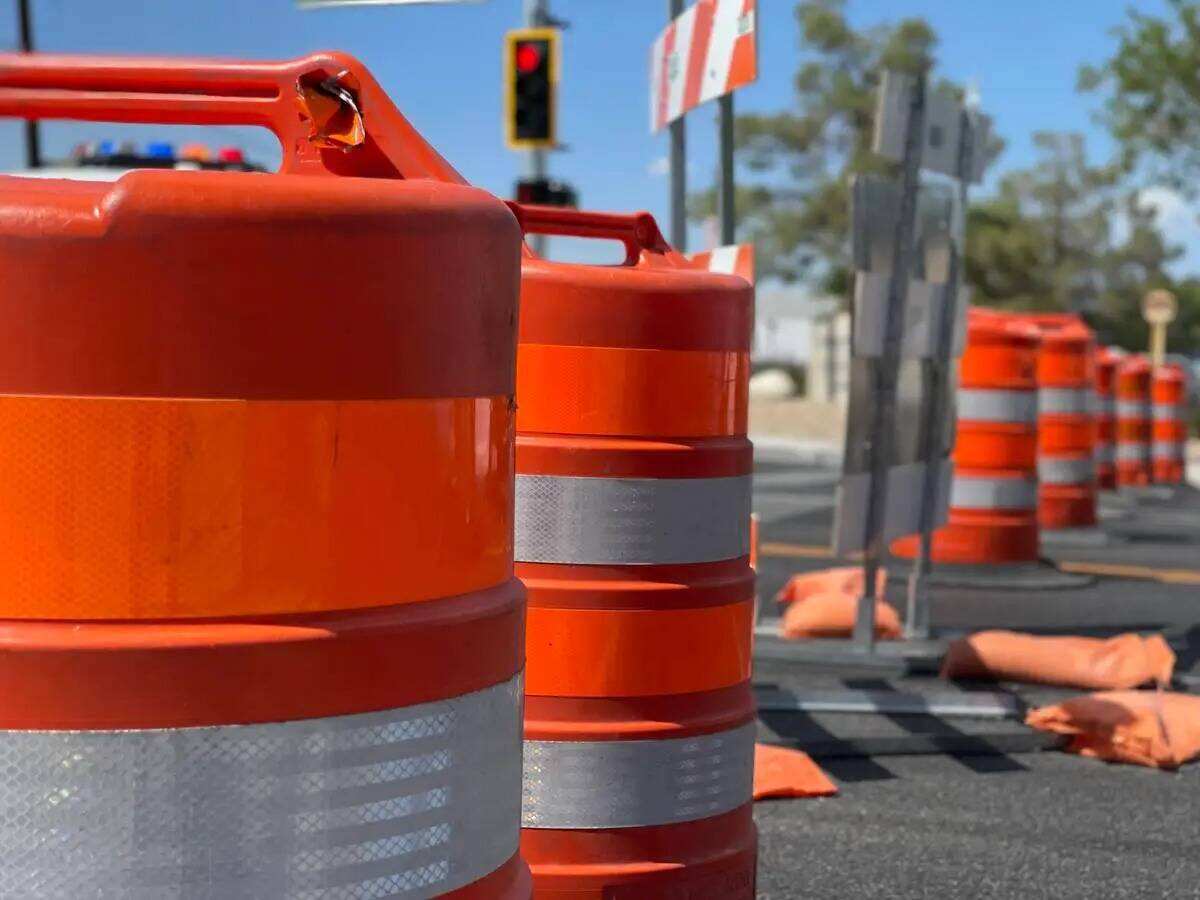 Una señal de construcción de la carretera y los barriles se alinean en Polaris Avenue el 26 d ...