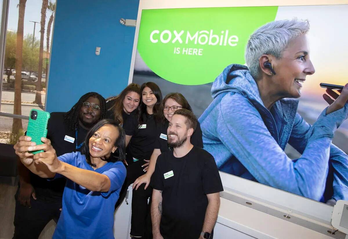 Janet Uthman, vicepresidenta de mercado de Cox Communications, se toma una selfie con los emple ...