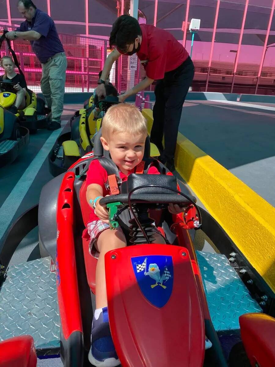 Un niño se prepara para pasear en los Go Karts en el parque de atracciones The Adventuredome e ...