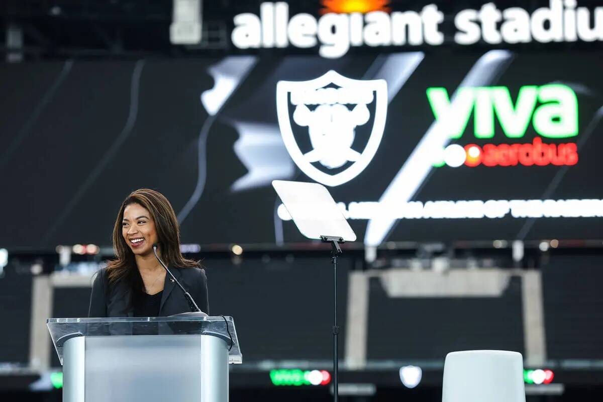 La presidenta de los Raiders, Sandra Morgan, se dirige a la multitud en un evento para anunciar ...