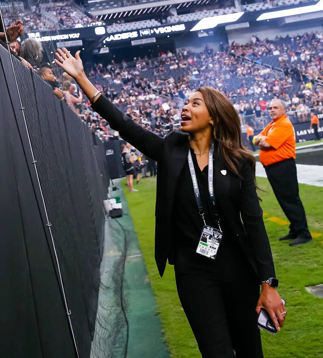 Sandra Douglass Morgan, presidenta de los Raiders, saluda a los aficionados durante la primera ...