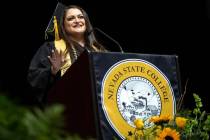 Lauren Porter, presidenta del cuerpo estudiantil, habla durante la graduación de Nevada State ...