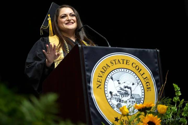 Lauren Porter, presidenta del cuerpo estudiantil, habla durante la graduación de Nevada State ...
