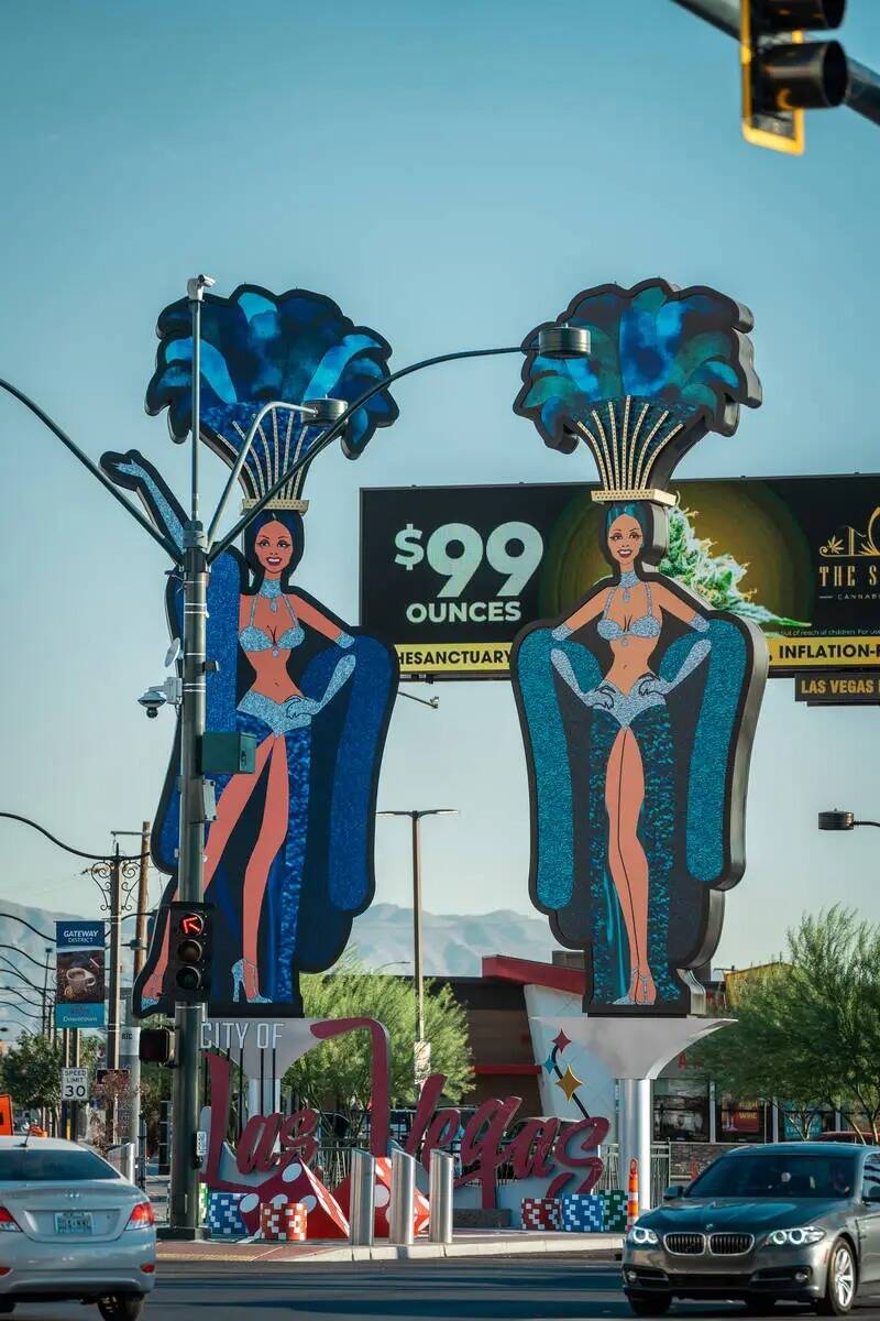 En la esquina de Main Street y Las Vegas Boulevard se han instalado dos nuevas flamantes corist ...