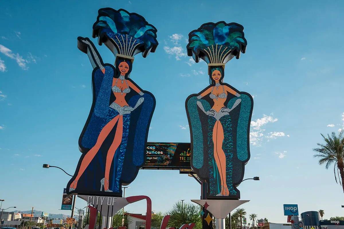 En la esquina de Main Street y Las Vegas Boulevard se han instalado dos nuevas flamantes corist ...