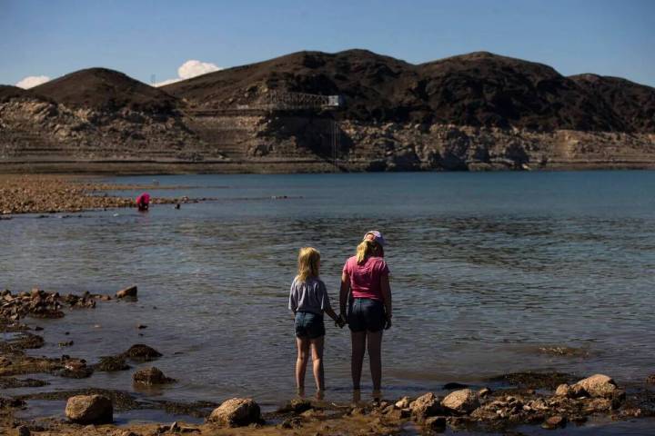 Un par de chicas observan en Swim Beach, en el Área Recreativa Nacional del Lago Mead, el domi ...