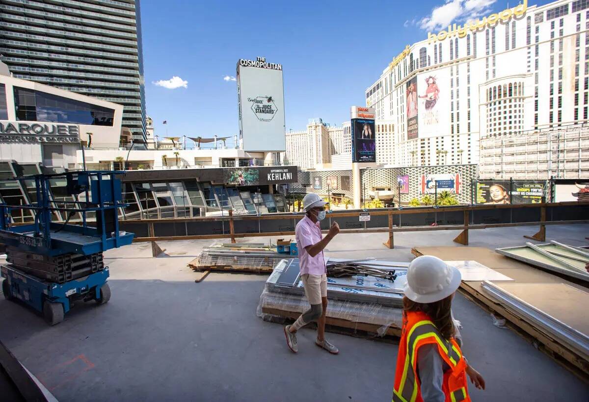 El urbanizador Brett Torino camina junto a una vista desde el balcón del restaurante de carne ...