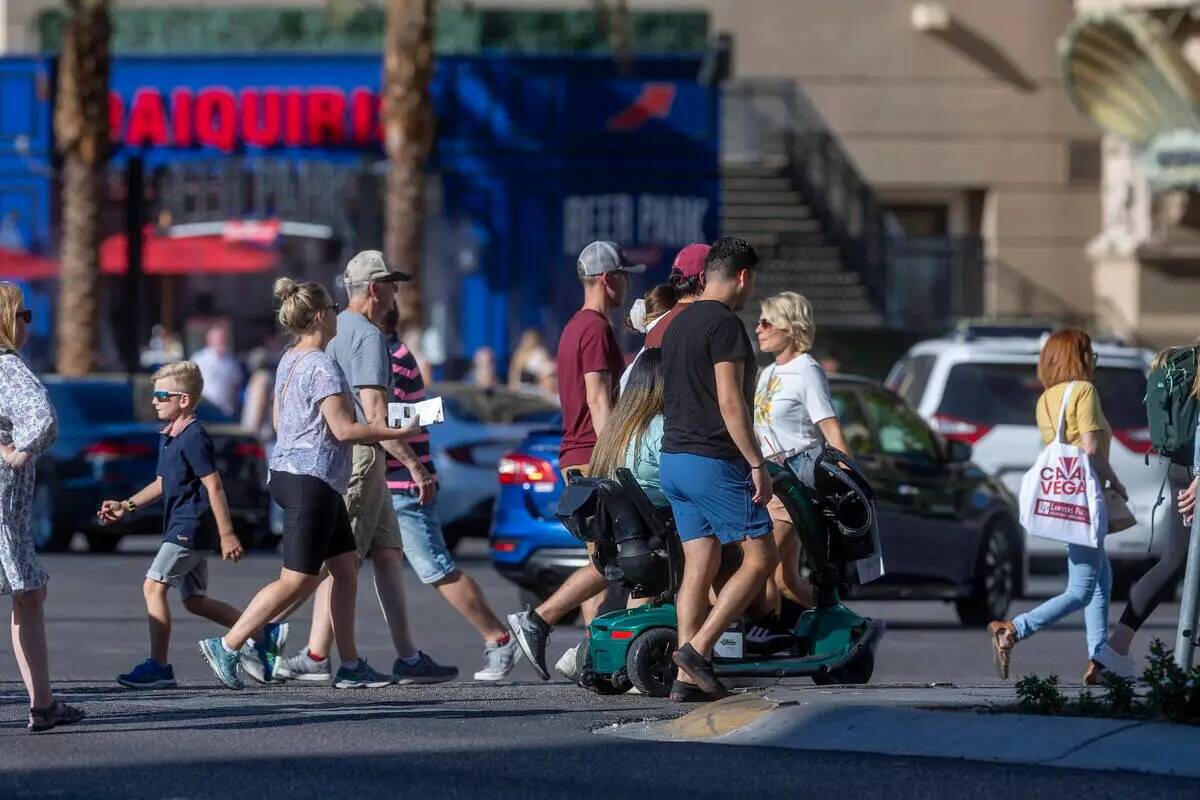 Los visitantes acuden al Strip de Las Vegas cuando se acerca el fin de semana del Día del Trab ...