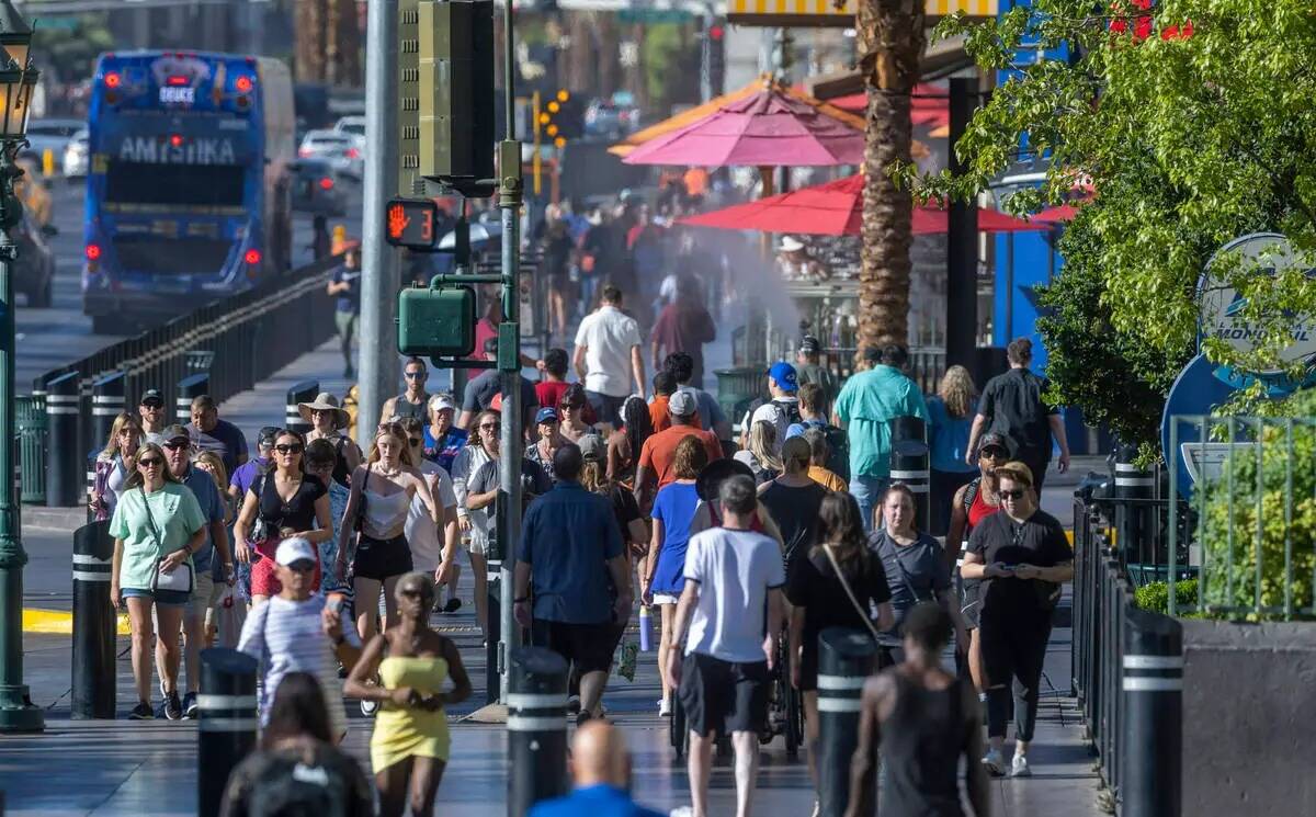 Los visitantes acuden al Strip de Las Vegas cuando se acerca el fin de semana del Día del Trab ...