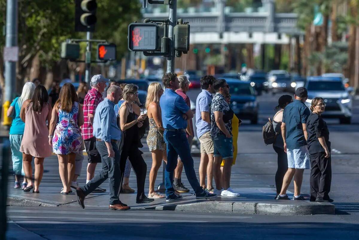 Los visitantes acuden al Strip de Las Vegas cuando se acerca el fin de semana del Día del Trab ...