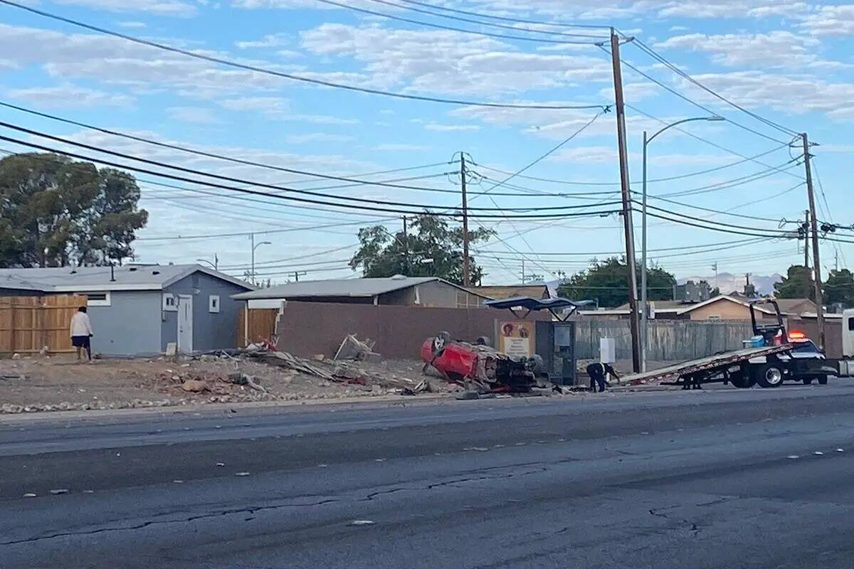 Una grúa retira un vehículo volcado involucrado en un accidente el jueves 1° de septiembre d ...