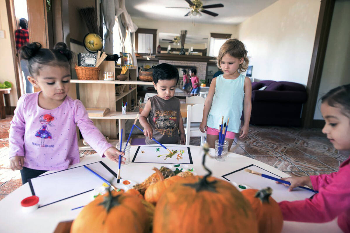 Los niños realizan diferentes actividades de aprendizaje en los centros de cuidado infantil. E ...