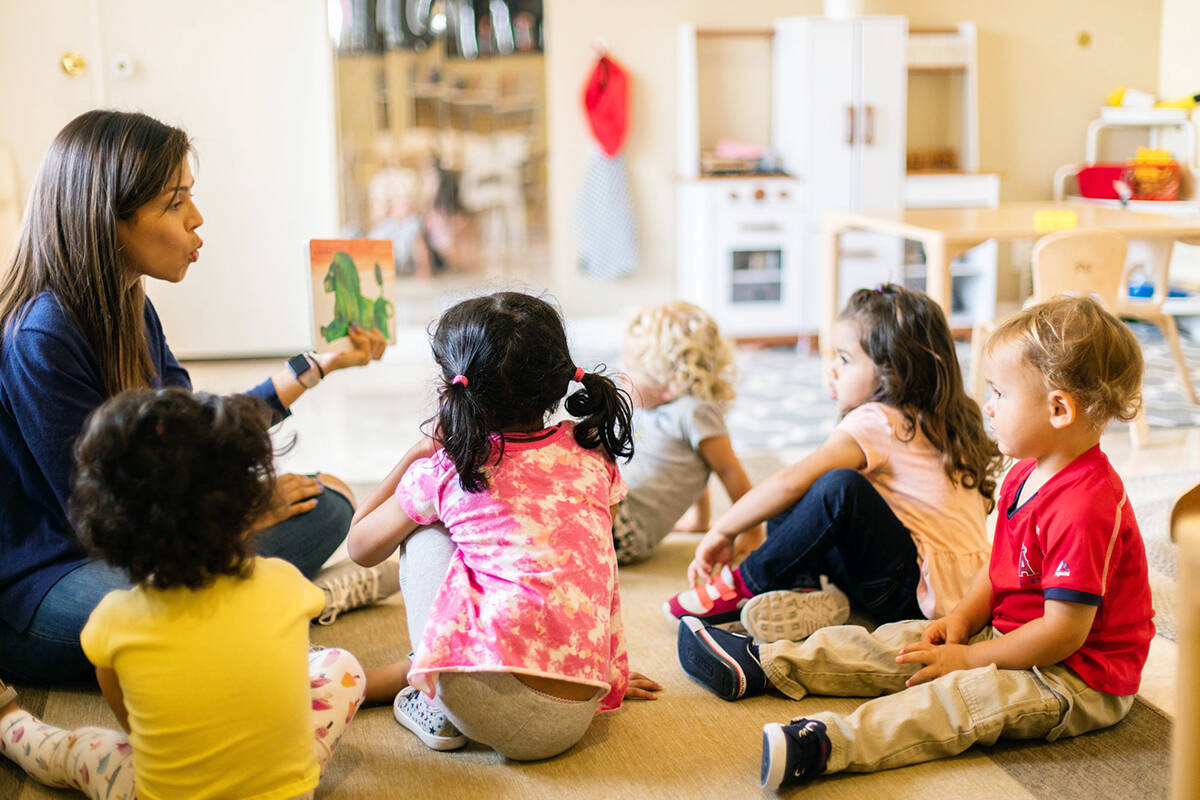 Los niños realizan diferentes actividades de aprendizaje en los centros de cuidado infantil. E ...