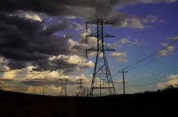 Los cables eléctricos se ven bajo un cielo nublado, el miércoles 10 de agosto de 2022, en San ...