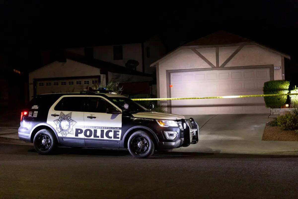 La policía de Las Vegas monitorea una escena de homicidio en la cuadra 7200 de Bronze Circle e ...