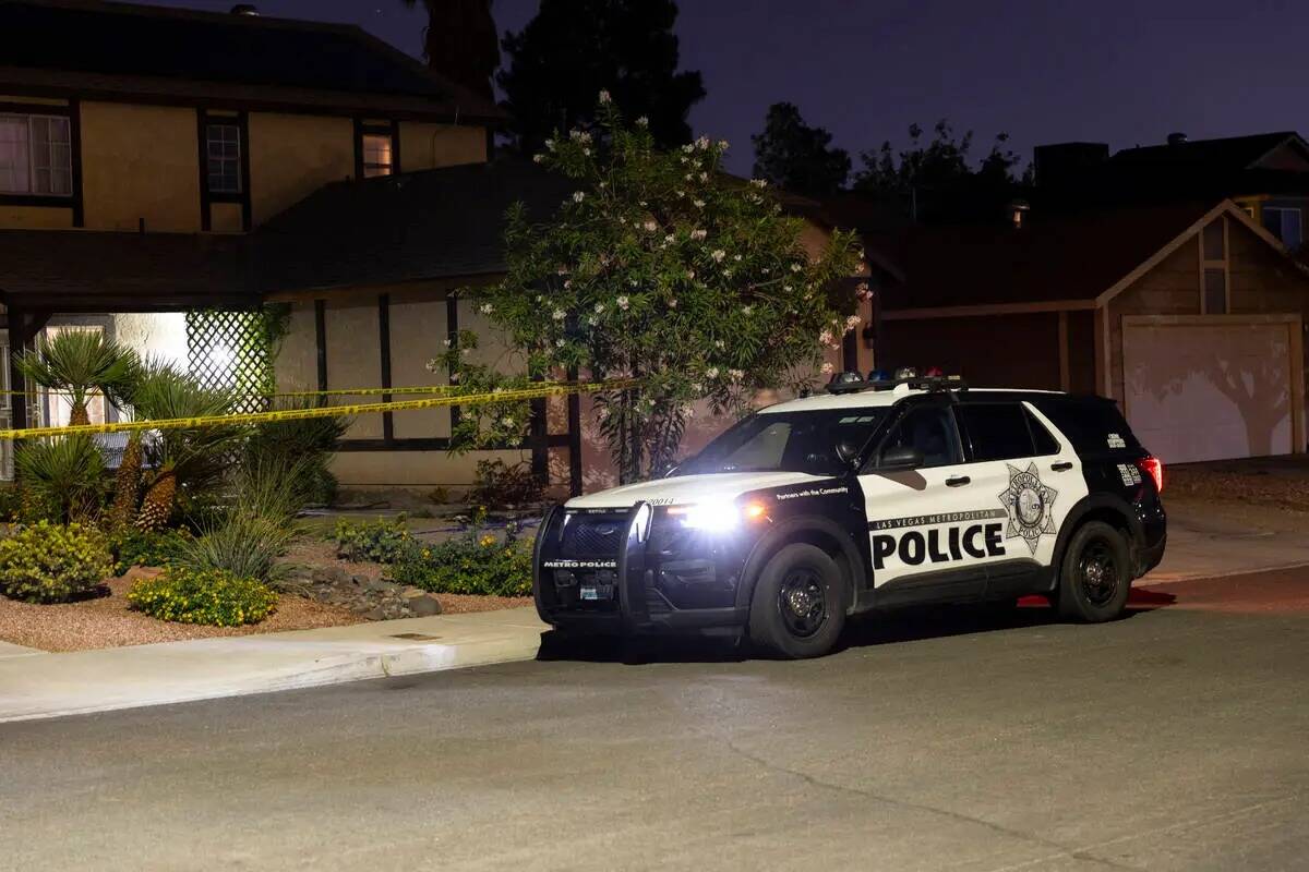 La policía de Las Vegas monitorea una escena de homicidio en la cuadra 7200 de Bronze Circle e ...
