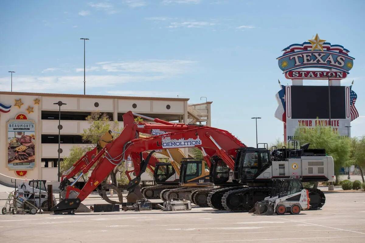 Maquinaria pesada en el estacionamiento del hotel-casino Texas Station en Rancho Drive y Lake M ...