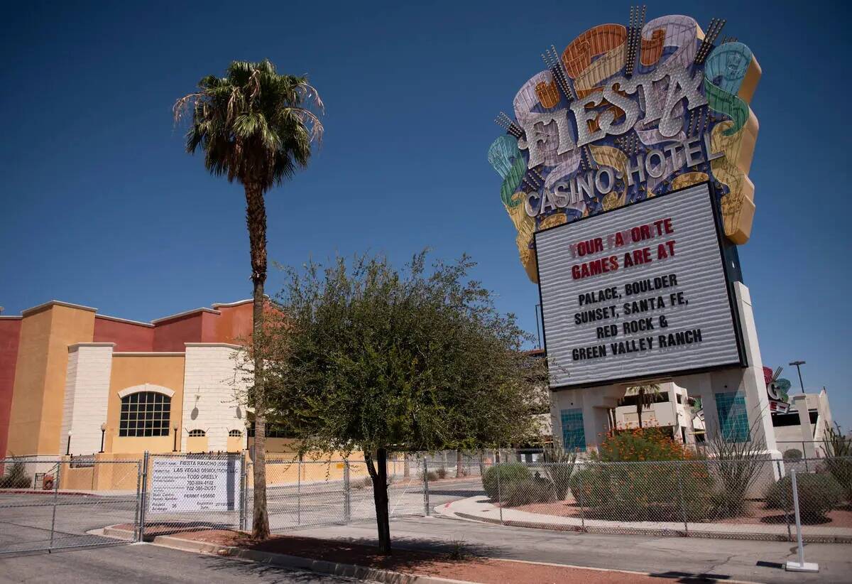 Comienza la demolición del hotel-casino Fiesta Rancho y Texas Station en Rancho Drive y Lake M ...
