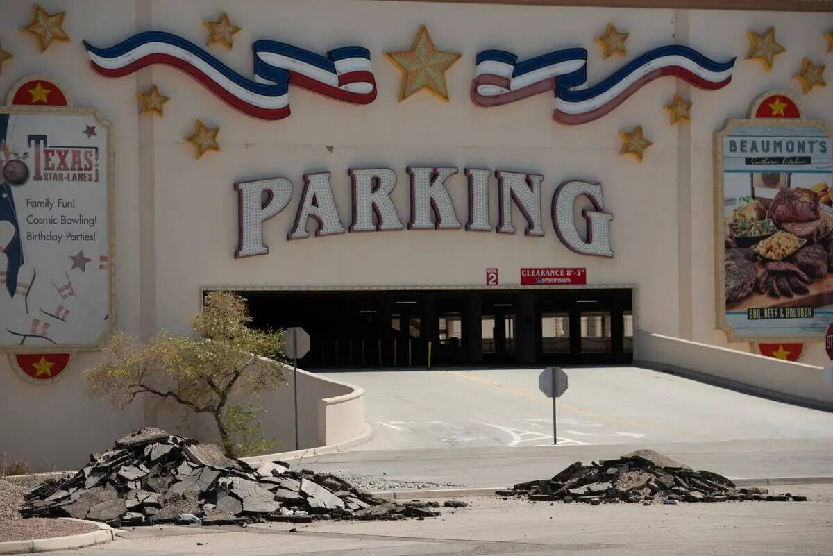 Montones de asfalto arrancado en el estacionamiento del hotel-casino Texas Station en Rancho Dr ...