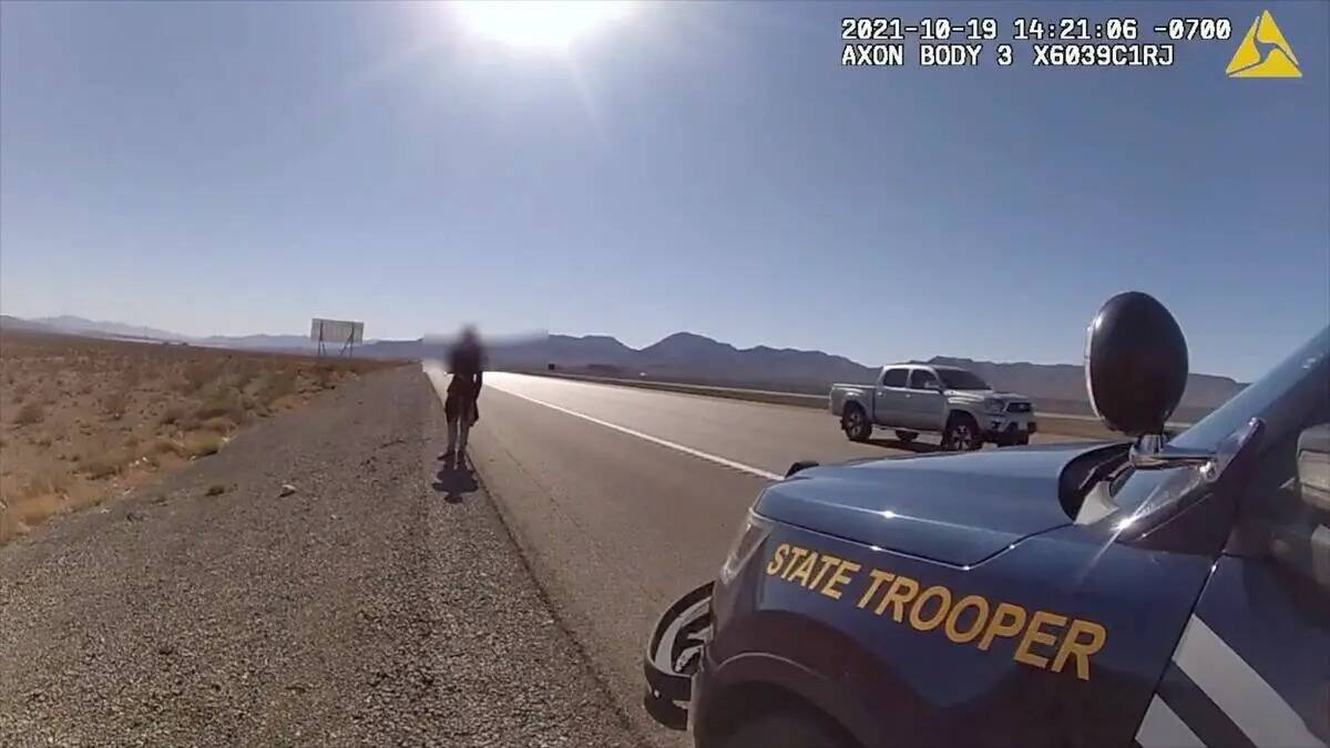 Conner Jack Oswalt, de 17 años, es confrontado por la Policía Estatal de Nevada en Interstate ...