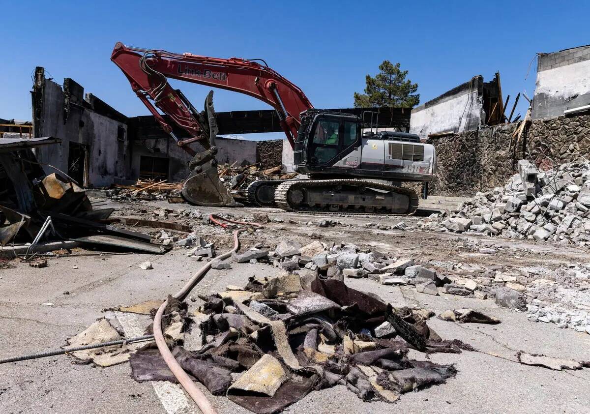 Equipos de demolición derriban Zion Methodist Church, el santuario quemado, el martes 6 de sep ...