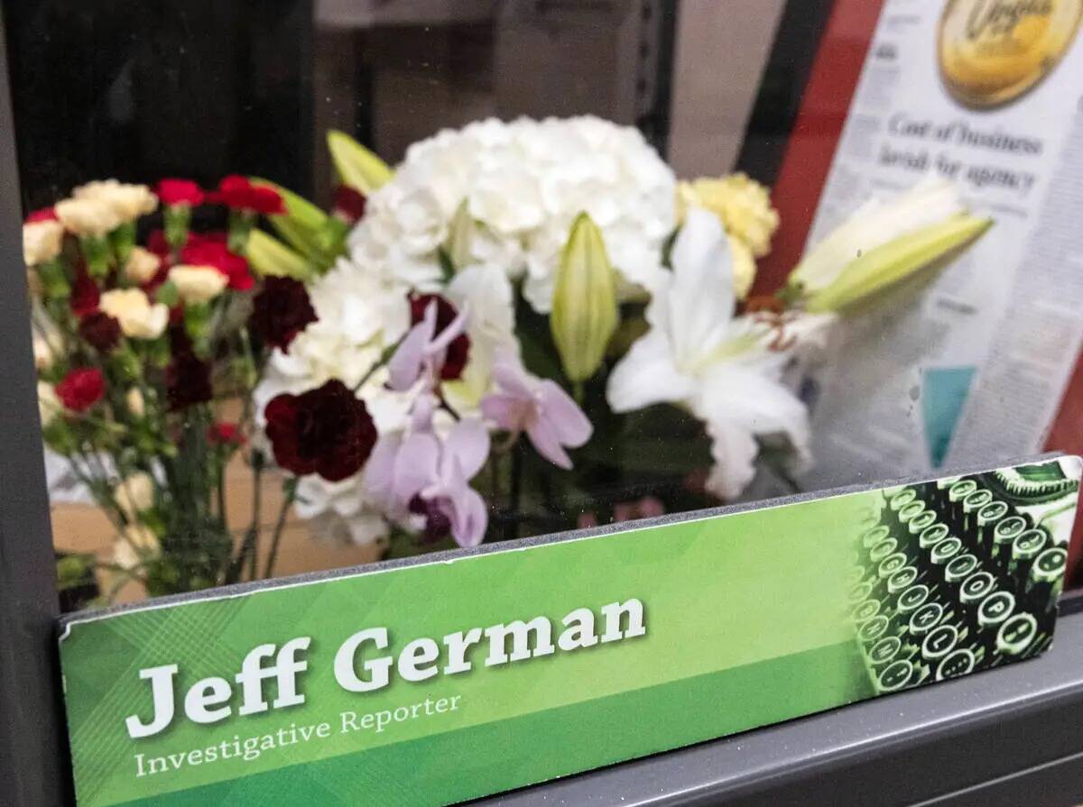Se colocan flores en el escritorio de Jeff German, un reportero de investigación del Review-Jo ...