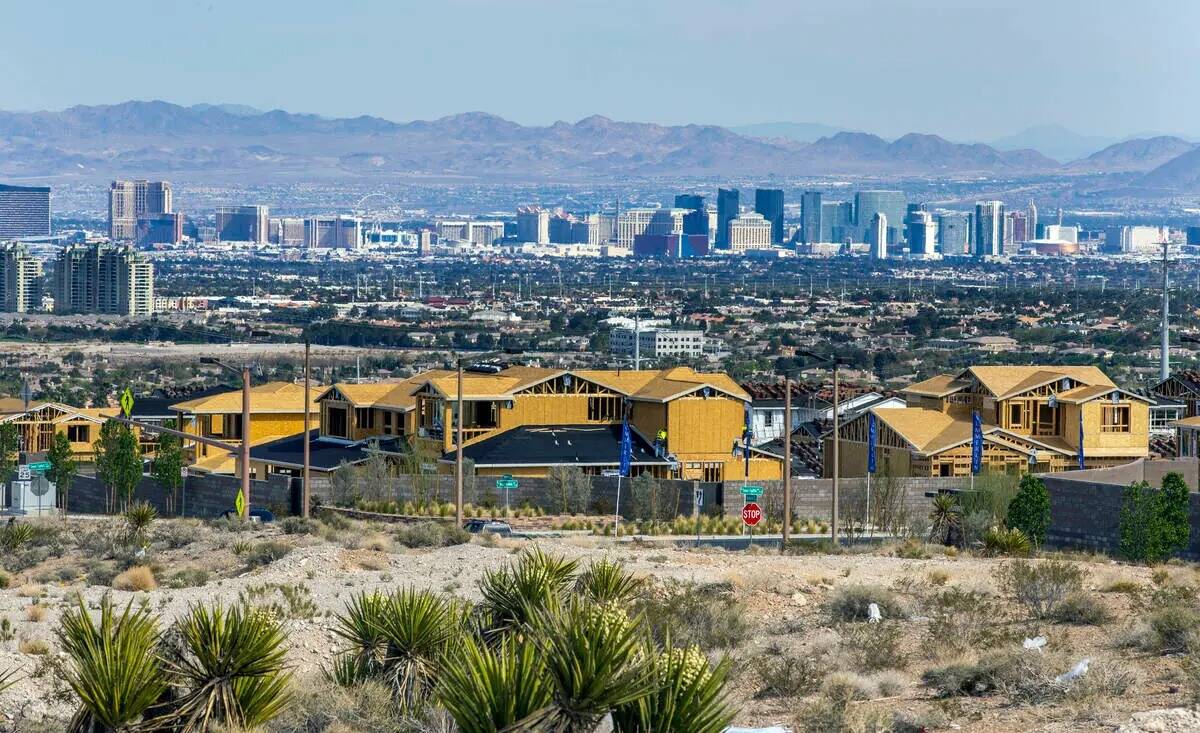 Nuevas viviendas en construcción en la comunidad Summerlin de Las Vegas el miércoles 30 de ma ...
