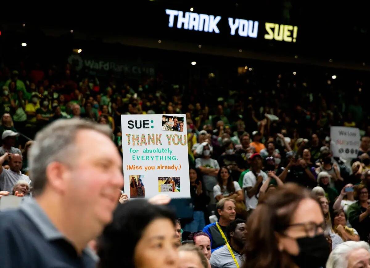 Una aficionada sostiene un cartel de agradecimiento a la escolta de las Seattle Storm, Sue Bird ...