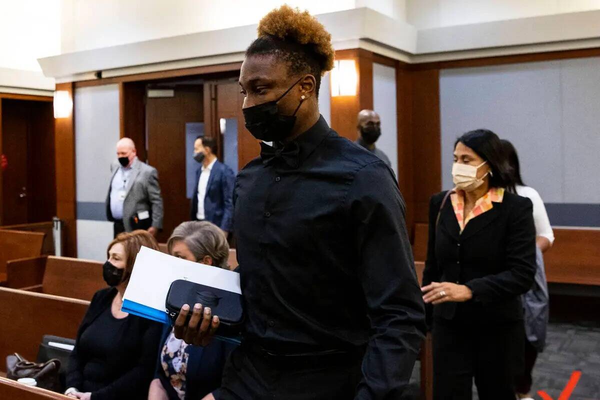 El exwide receiver de los Raiders, Henry Ruggs, llega a la sala del tribunal para una audiencia ...