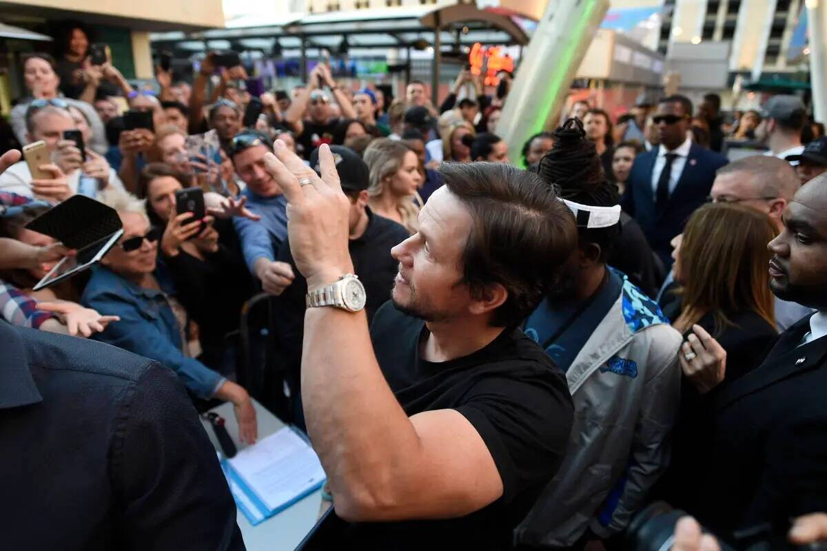 Mark Wahlberg saluda a sus fans mientras llega a un evento VIP en Wahlburgers Las Vegas en las ...