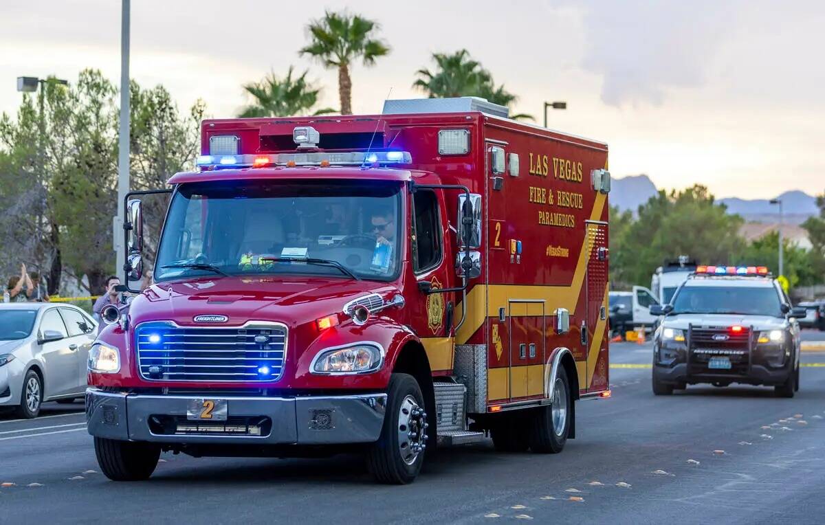 Una ambulancia de los Bomberos de Las Vegas sale de la zona de entrada de Tuscany Trails escolt ...