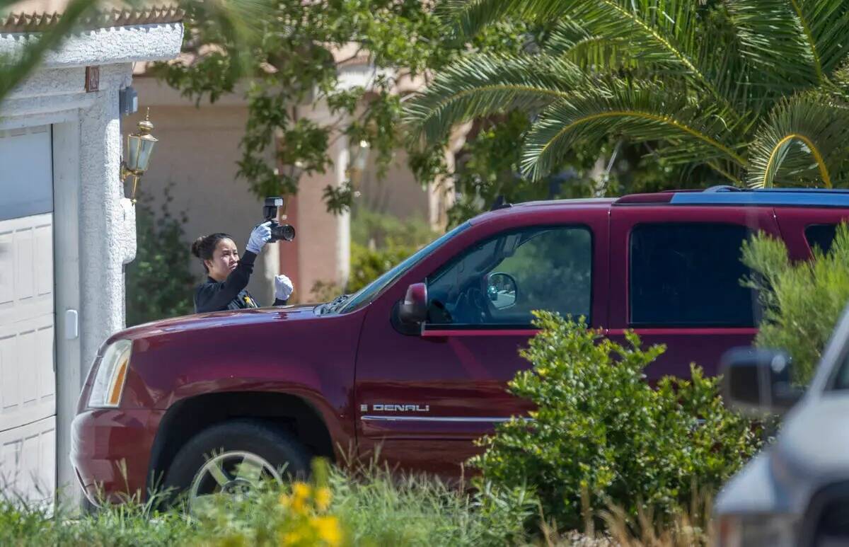 Una investigadora de la escena del crimen de la policía de Las Vegas toma fotos de un vehícul ...