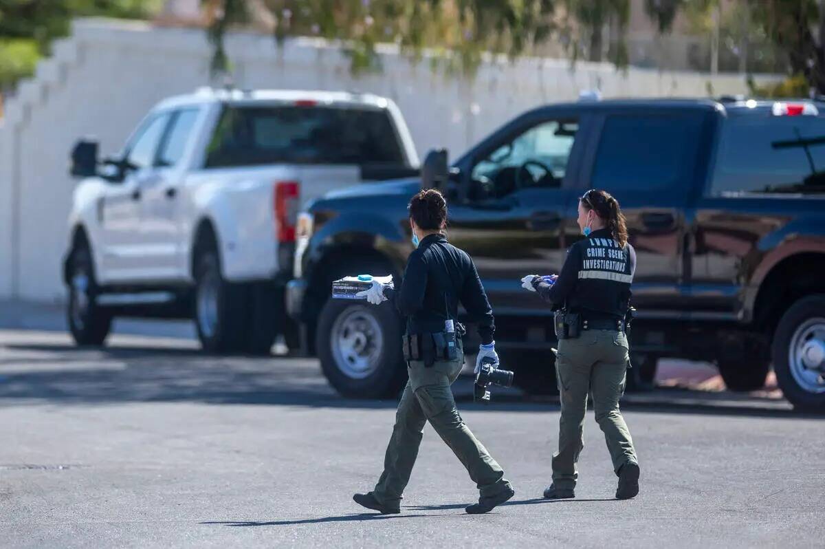 Investigadoras de la escena del crimen de la policía de Las Vegas caminan en la calle fuera de ...
