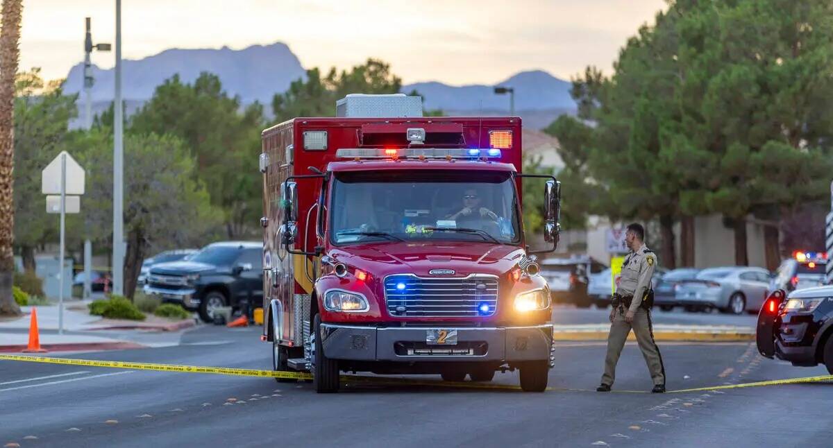 Una ambulancia de los Bomberos de Las Vegas sale de la zona de entrada de Tuscany Trails en la ...