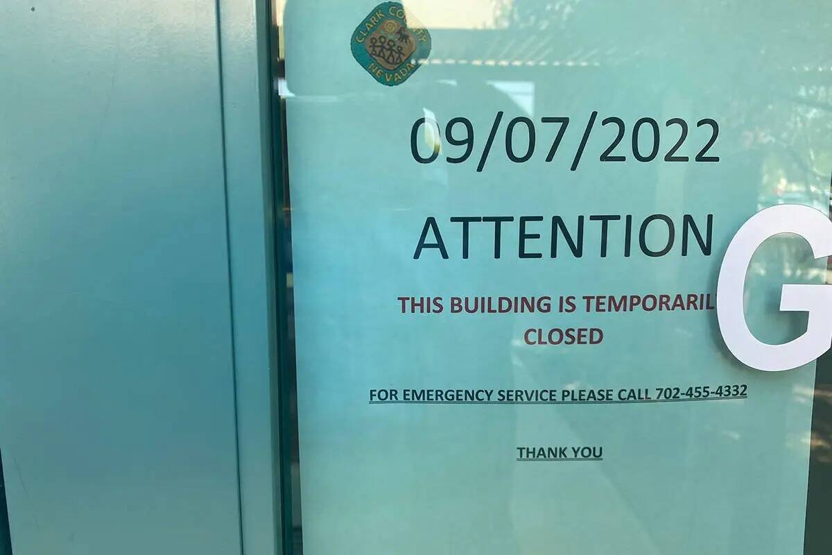 Un aviso de "cerrado temporalmente" cuelga en la puerta de la oficina del administrador públic ...