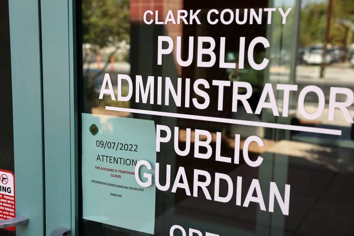 Un cartel en la oficina del administrador público saliente del Condado Clark, Robert Telles, n ...