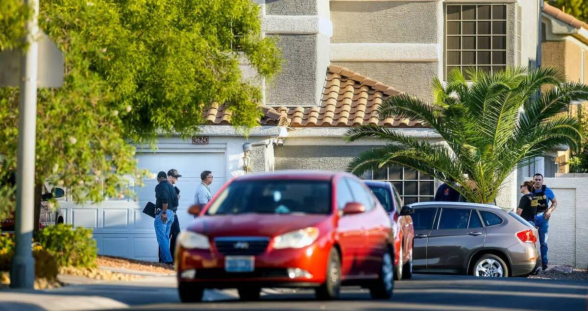 Agentes de policía de Las Vegas y detectives de homicidios cerca de la casa de Robert Telles e ...