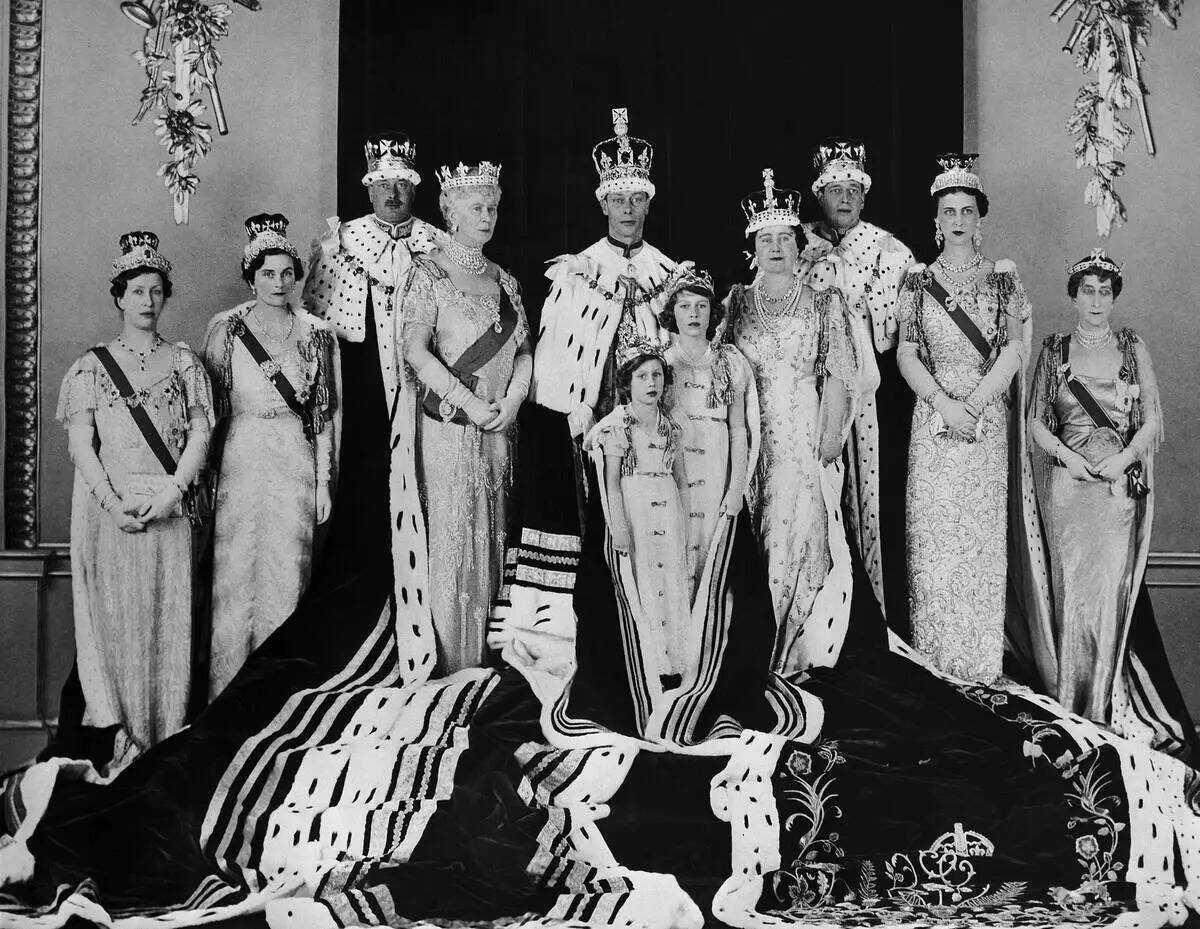 El rey Jorge VI de Inglaterra, en el centro, posa con su esposa, la reina Isabel, en el centro ...