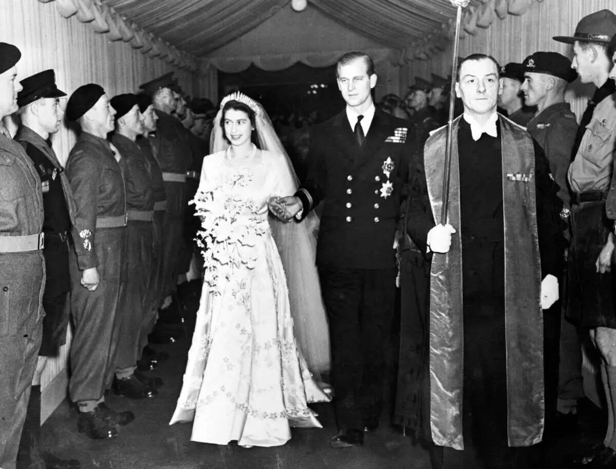 La princesa Isabel de Inglaterra y su esposo el duque de Edimburgo son vistos saliendo de la Ab ...